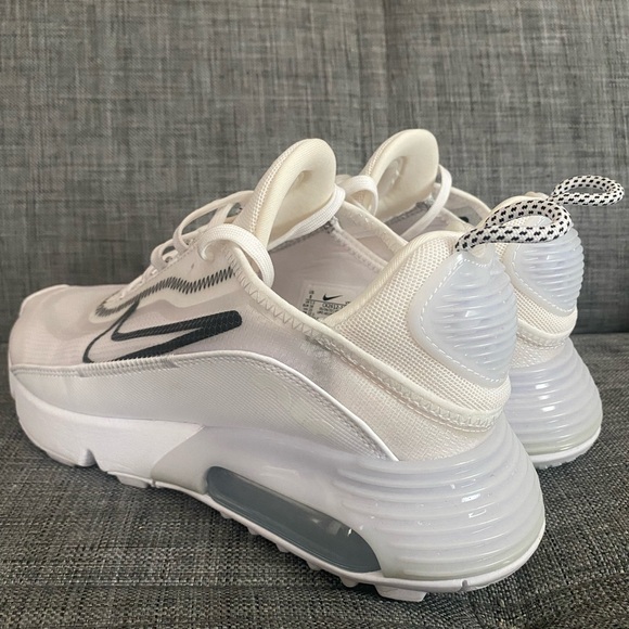 White Nike shoes - Picture 8 of 12